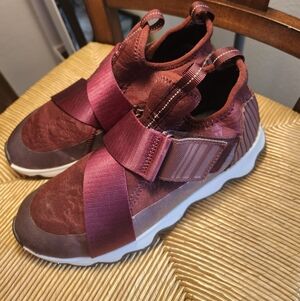 💖💖💖Sorel Women's Burgundy Slip-On with Elastic Cross Straps 💖💖💖